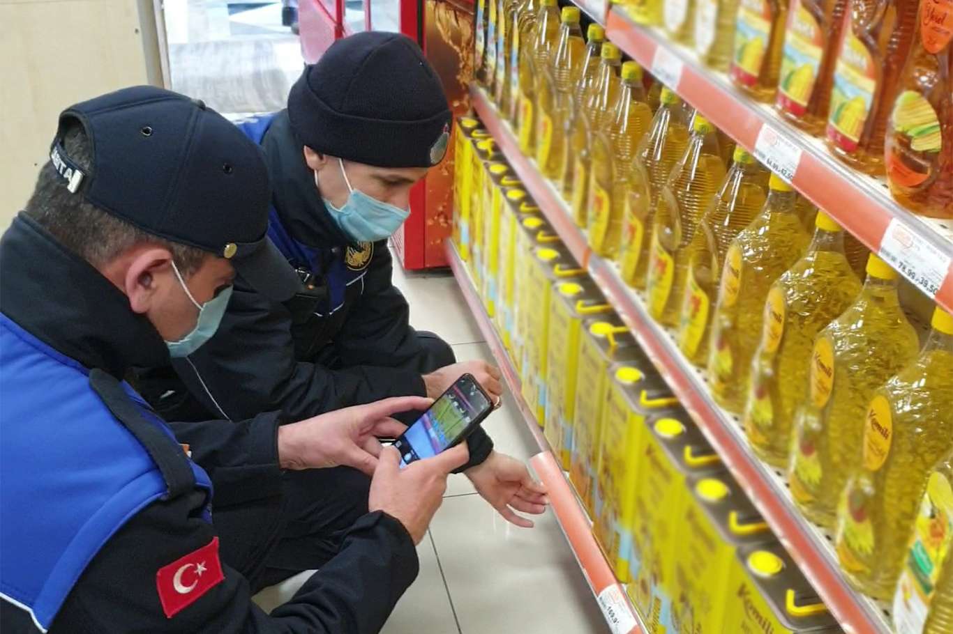 İstanbul'da marketlerde sıvıyağ denetimi: Depolanan yağlar çıkarıldı fiyat düşürüldü İstanbul'da marketlerde sıvıyağ denetimi: Depolanan yağlar çıkarıldı fiyat düşürüldü